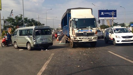 Xe tải đâm xe khách: Hành khách kêu gào hoảng loạn