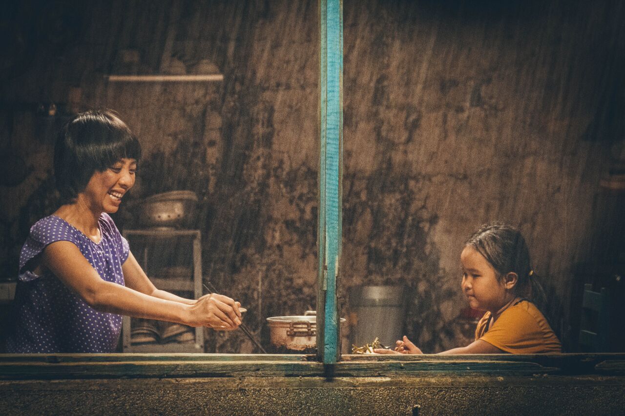 Diễn viên hài Thu Trang hóa người mẹ thiểu năng trong &quot;Nắng&quot;