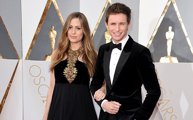 Nam diễn viên Eddie Redmayne rạng rỡ và lịch lãm trên thảm đỏ. Anh được đề cử giải nam diễn viên chính xuất sắc nhất với phim The Danish girl (Cô gái Đan Mạch)