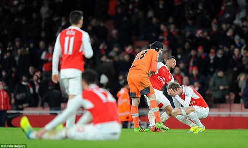 Cầu thủ Arsenal động viên nhau sau trận thua Swansea