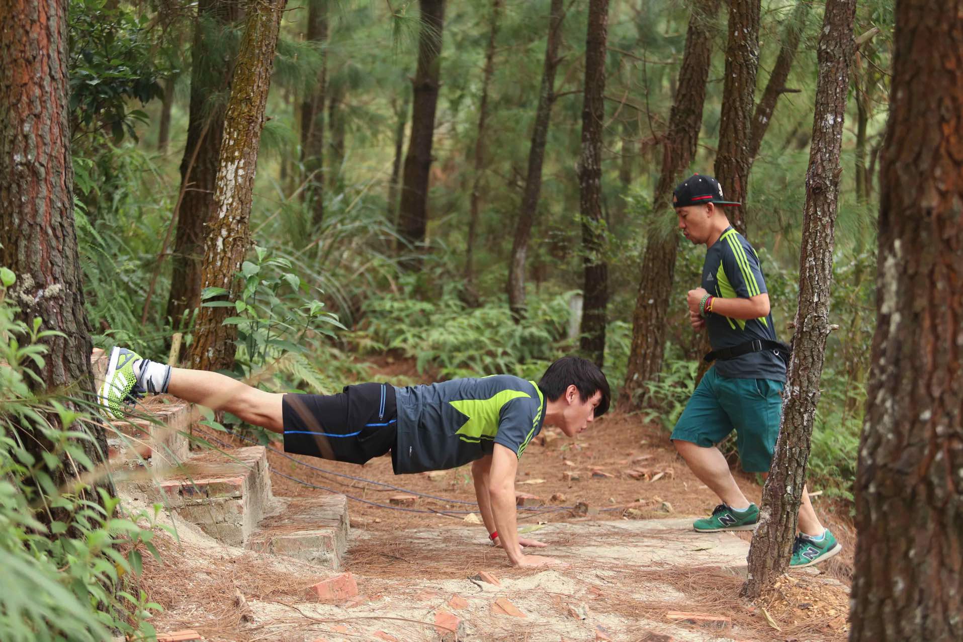 Không có Hari Won, Tiến Đạt rèn luyện thể lực với bạn đấu 