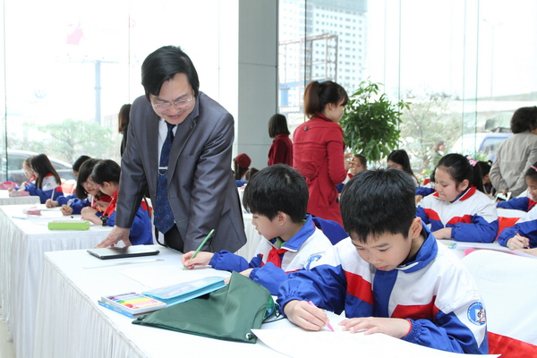 Hoc sinh tham gia ve tranh_resize.jpg