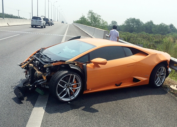 Lamborghini Huracan màu cam nát đầu