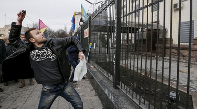 Đại sứ quán Nga hứng &quot;đòn&quot; cuồng nộ từ người Ukraine