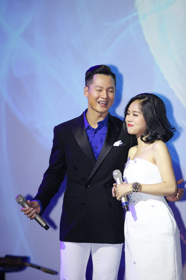 Đức Tuấn song ca cùng Hoàng Quyên