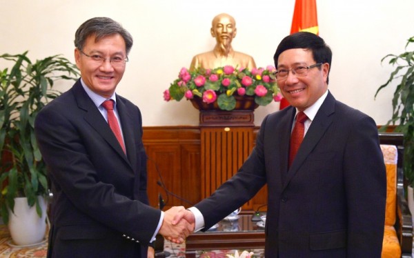 Phó Thủ tướng, Bộ trưởng Bộ Ngoại giao Phạm Bình Minh tiếp Đại sứ Cộng hòa Dân chủ Nhân dân Lào Thongsavanh Phomvihane đến chào xã giao nhân dịp bắt đầu nhiệm kỳ công tác tại Việt Nam. (Ảnh: TG&VN)