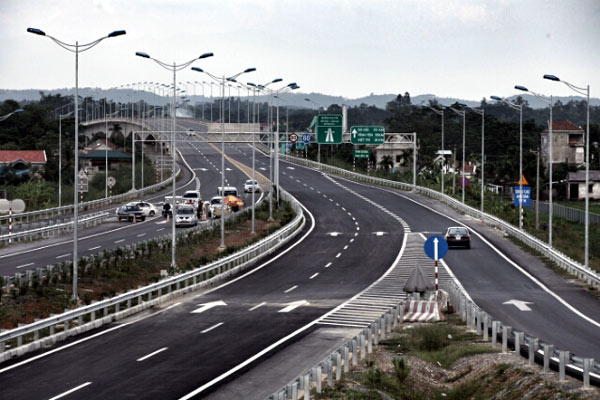 Đi bộ trên đường cao tốc bị phạt tiền