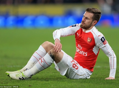 Arsenal trả giá đắt cho chiến thắng trước Hull City