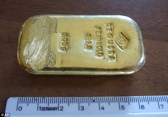 Bất ngờ nhặt được thỏi vàng 1 kg