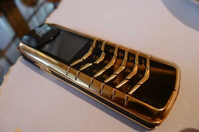 Mua điện thoại Vertu dát vàng làm quà chạy án