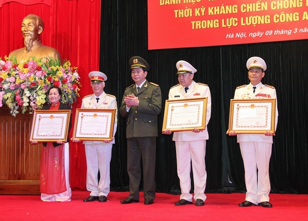 Phong tặng, truy tặng danh hiệu &quot;Anh hùng lực lượng vũ trang nhân dân&quot; cho 6 cá nhân