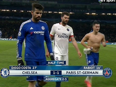 Hazard &quot;gây bão&quot; với hành động ám chỉ Chelsea bị loại!