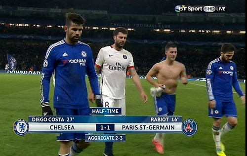Hazard cầm áo đấu của Di Maria trên tay cuối hiệp 1