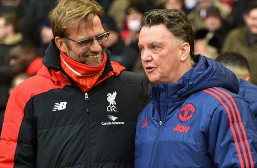 HLV Klopp (trái) sẽ có cơ hội đòi nợ trước người đồng nghiệp Van Gaal