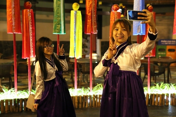 Du khách tận hưởng niềm vui bất tận tại Asia Park