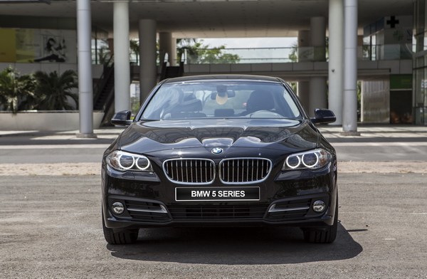 BMW 520i Special Edition với hệ thống đèn chiếu sáng Xenon đặc trưng