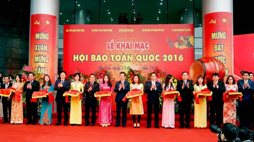 Hội báo toàn quốc thu hút hàng nghìn độc giả