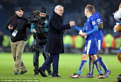 HLV Ranieri và các học trò đang tiến gần hơn tới ngôi vô địch