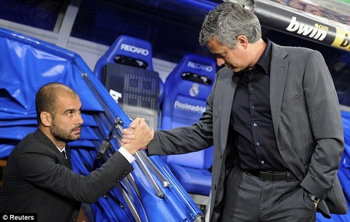 HLV Mourinho (phải) sẽ đụng độ 