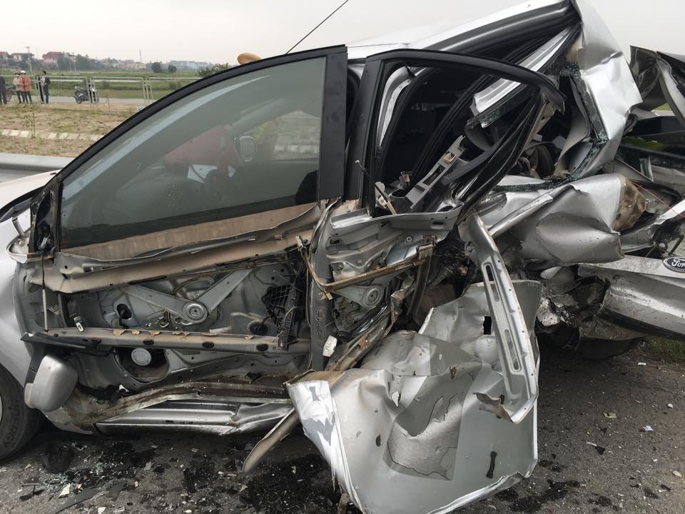 Chiếc xe Ford biến dạng hoàn toàn.