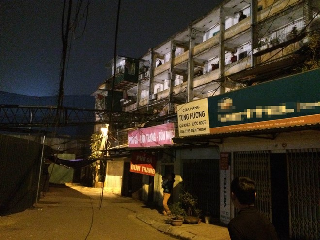 Cần cẩu gẫy đập vào nhà, hàng chục hộ dân tháo chạy