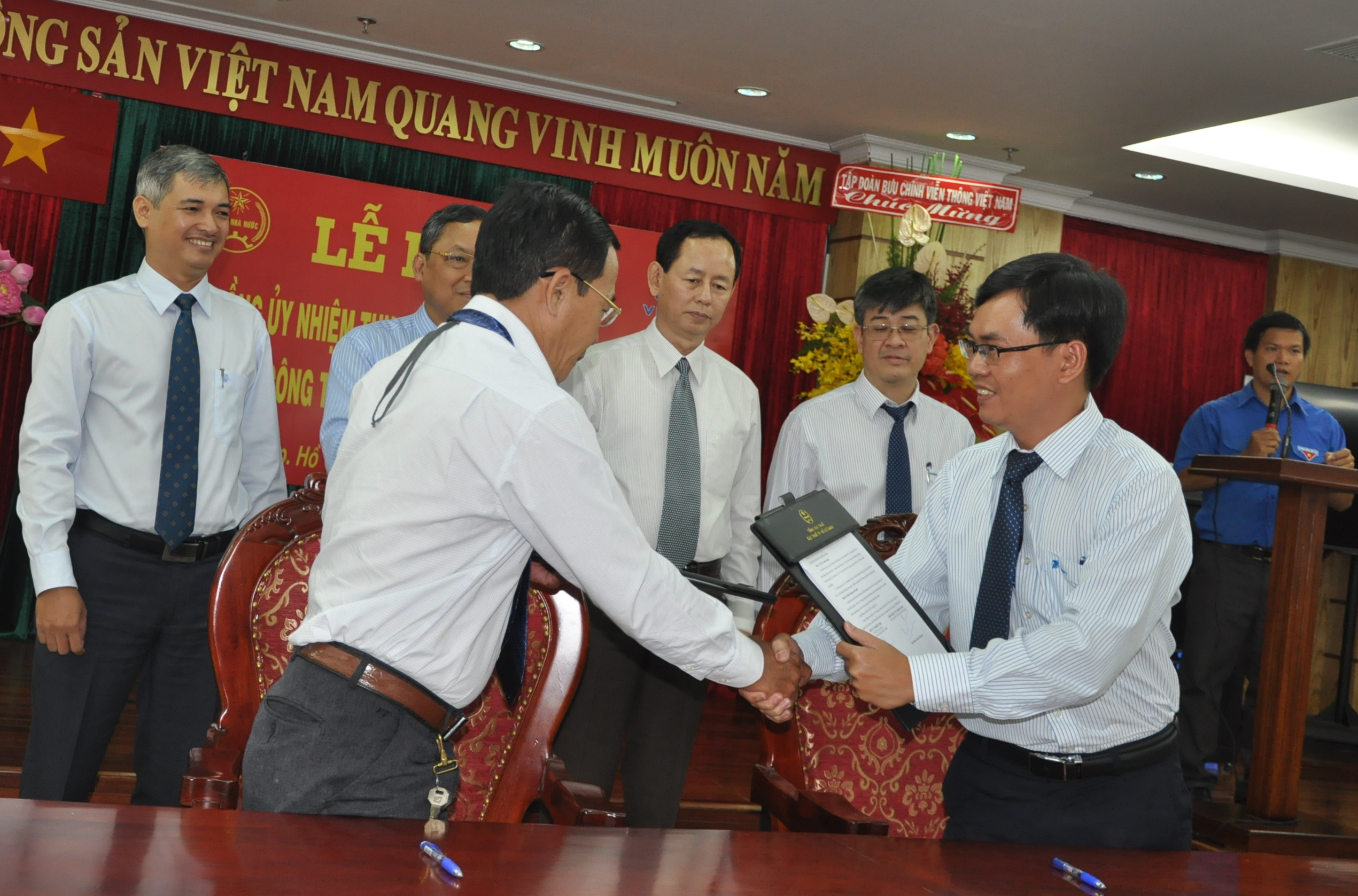 Ngay sau đó, với sự chứng kiến của Lãnh đạo hai bên, Phó Chi cục Thuế huyện Bình Chánh và Phó Giám đốc Trung tâm Kinh doanh VNPT-TP.HCM đã ký kết hợp đồng ủy nhiệm thu thuế trên địa bàn này.