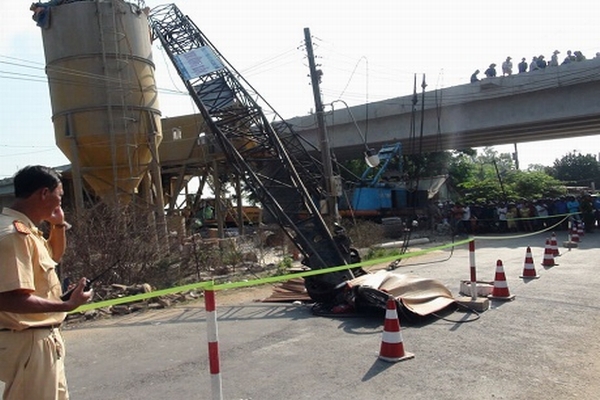 Hà Nội: Liên tiếp cần cẩu đổ sập gây hoang mang