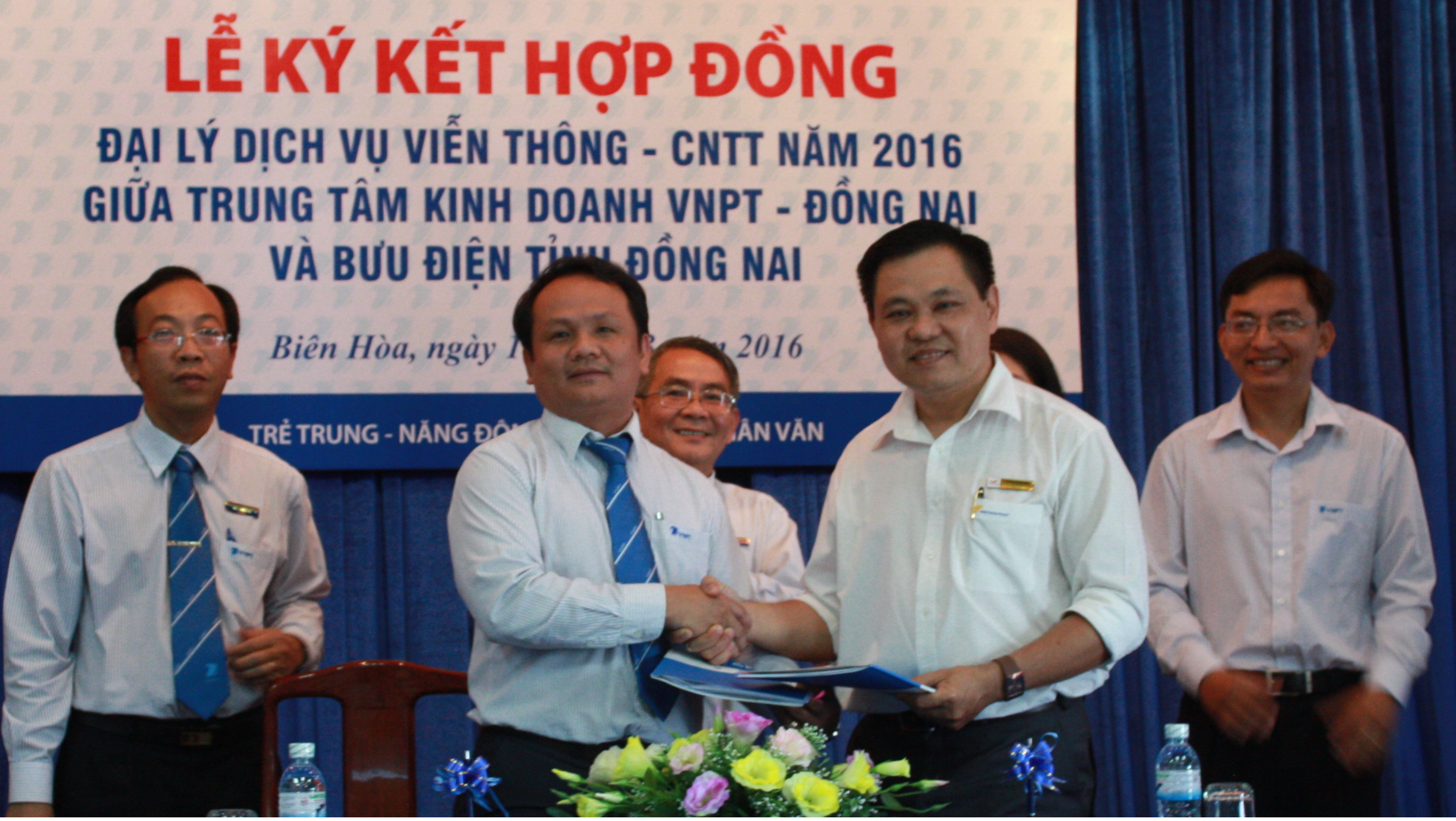 Bưu điện Đồng Nai và Trung tâm Kinh doanh VNPT-Đồng Nai tiến hành việc ký kết hợp đồng đại lý dịch vụ VT-CNTT.