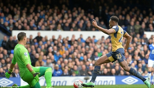 Welbeck ghi bàn mở tỉ số cho Arsenal trong trận đấu với Everton