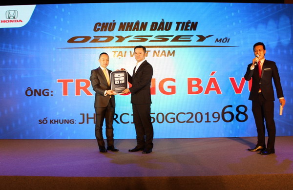 Trao chìa khóa tượng trưng cho khách hàng đầu tiên