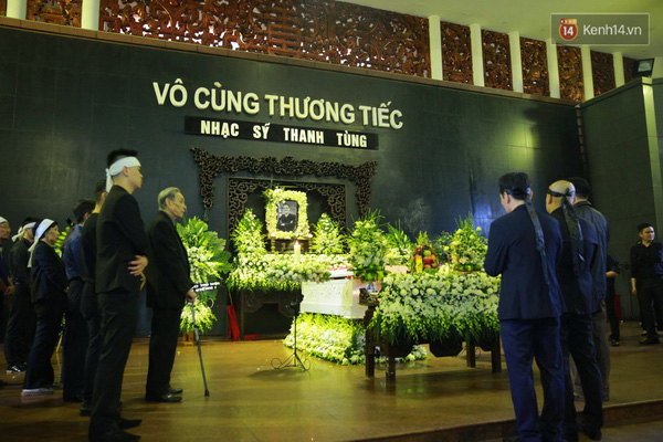 Thân quyến và bạn bè đưa tiễn nhạc sĩ Thanh Tùng về nơi an nghỉ cuối cùng