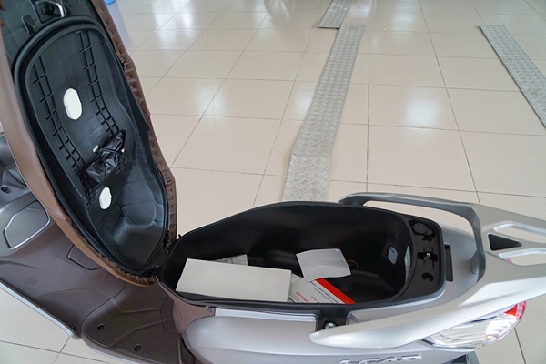 Cốp rộng tới 37 lít, có thể chứa 2 mũ bảo hiểm cả đầu