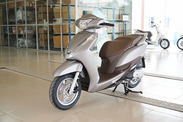 Honda Lead vượt xa Yamaha Nozza