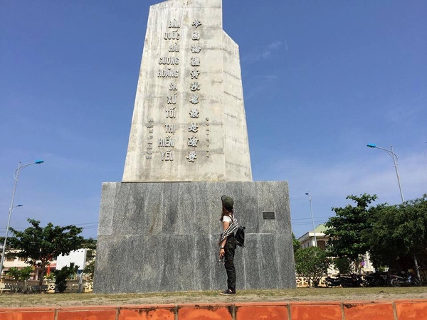 Đài tưởng niệm nghĩa sỹ Hoàng Sa Thời gian đầu khi mới thành lập Đội Hoàng Sa, cứ hàng năm người của đảo Lý Sơn lại được tuyển mộ vào đội này làm binh, phu đi khai thác và bảo vệ Hoàng Sa và Trường Sa. Việc này gọi là 