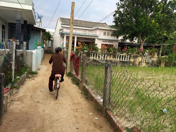Ngõ nhỏ và nhà nhỏ, nhưng nhà nào cũng có một khu vườn nhỏ trồng tỏi cạnh nhà