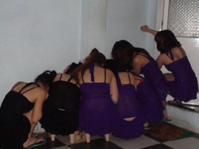 Bắt tại trận hàng chục nhân viên massage kích dục cho khách