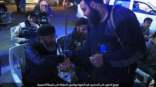 Các tay súng IS đi phát kẹo cho người dân tại Syria