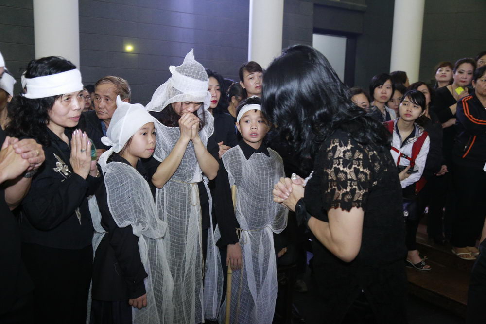 Ca sĩ Thanh Lam nghẹn ngào chia buồn cùng gia quyến