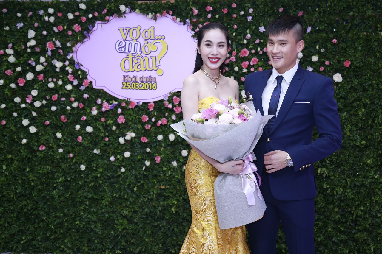 Công Vinh &quot;nịnh vợ&quot; khéo léo trong lễ ra mắt phim đầu tay của Thủy Tiên