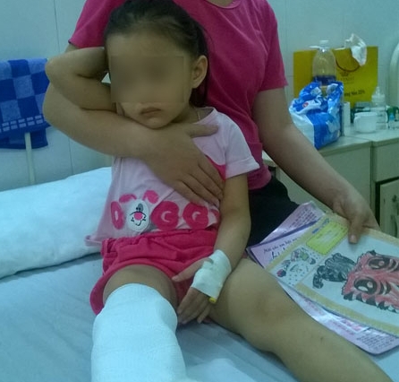 Côn đồ ngang nhiên vào nhà truy sát cả gia đình