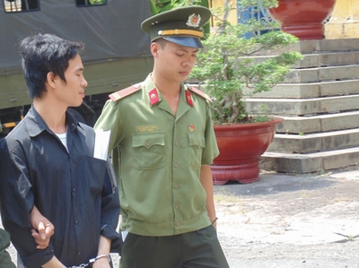 Tự nhận tổ chức khủng bố, đặt bom nhiều nơi để bán lông mi giả