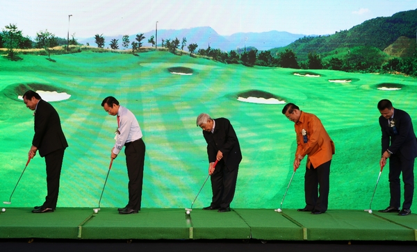Các đại biểu thực hiện nghi thức khai trương sân Golf.
