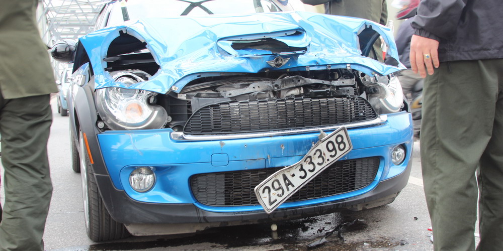 MINI Cooper đâm toác đầu không bung túi khí