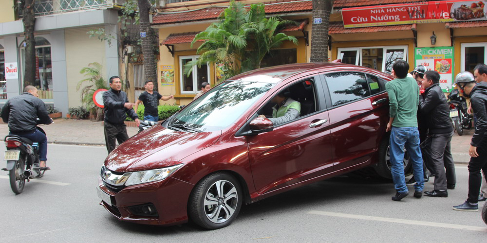 Honda City &quot;nuốt&quot; gọn cả người và xe máy