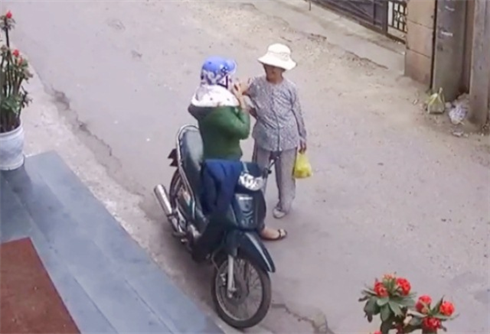 Cụ bà bị lấy tiền xong vẫn không biết gì và vui vẻ đi về bình thường. 