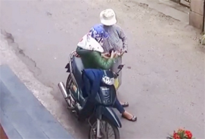 Cụ bà bị thôi miên, lột sạch tiền vào sáng sớm?