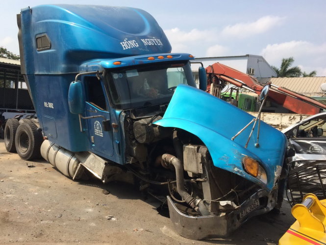 Xe container leo qua dải phân cách đâm biến dạng 3 ôtô