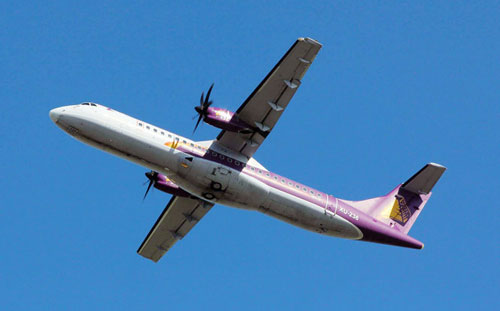 Gió thổi &quot;văng&quot; ATR 72 khỏi đường băng Tân Sơn Nhất
