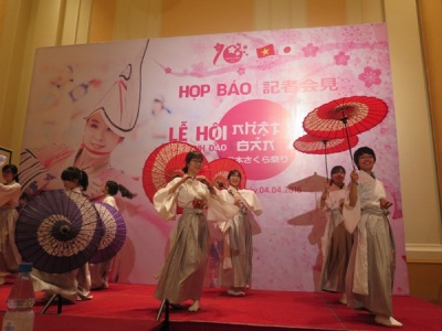 Ngắm hoa anh đào và thưởng thức ẩm thực Nhật ở Hoàng thành Thăng Long