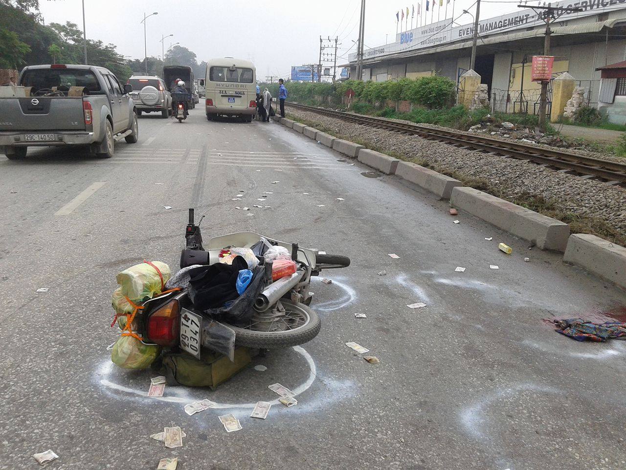 Va chạm với xe biển xanh, một phụ nữ nguy kịch